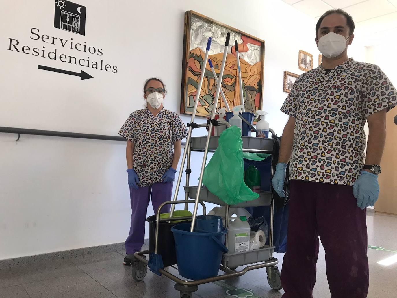 Dos participantes en los itinerarios de inserción laboral de Asprona Bierzo firman sus nuevos contratos