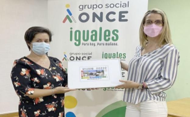 La directora de la Once en León hace entrega testimonial del cupón a la alcaldesa de la localidad. 