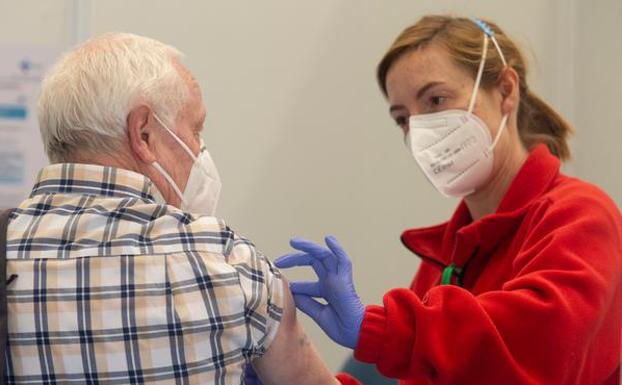 Sanidad vacuna a mayores de 12 años en Ponferrada, Puente Domingo Flórez y Villablino del 30 de agosto al 1 de septiembre