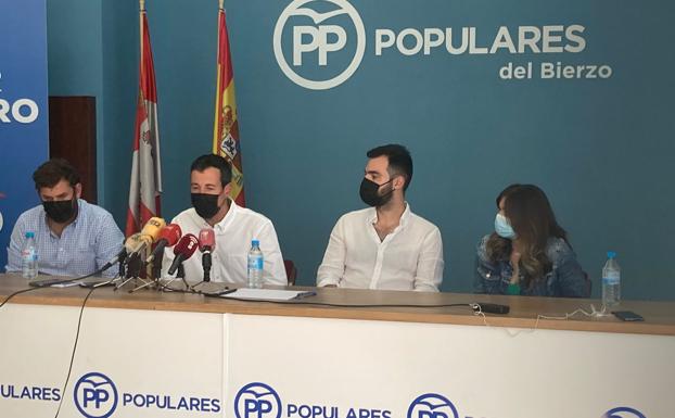 El nuevo presidente del PP en El Bierzo, Juanjo López Peña, estuvo arropado por el presidente provincial, Javier Santiago Vélez, en su presentación en Ponferrada.