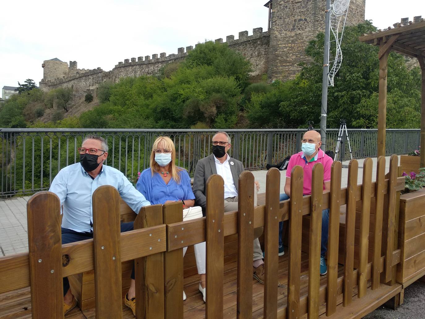 Ponferrada inaugura su primer 'parklet' panorámico junto al castillo