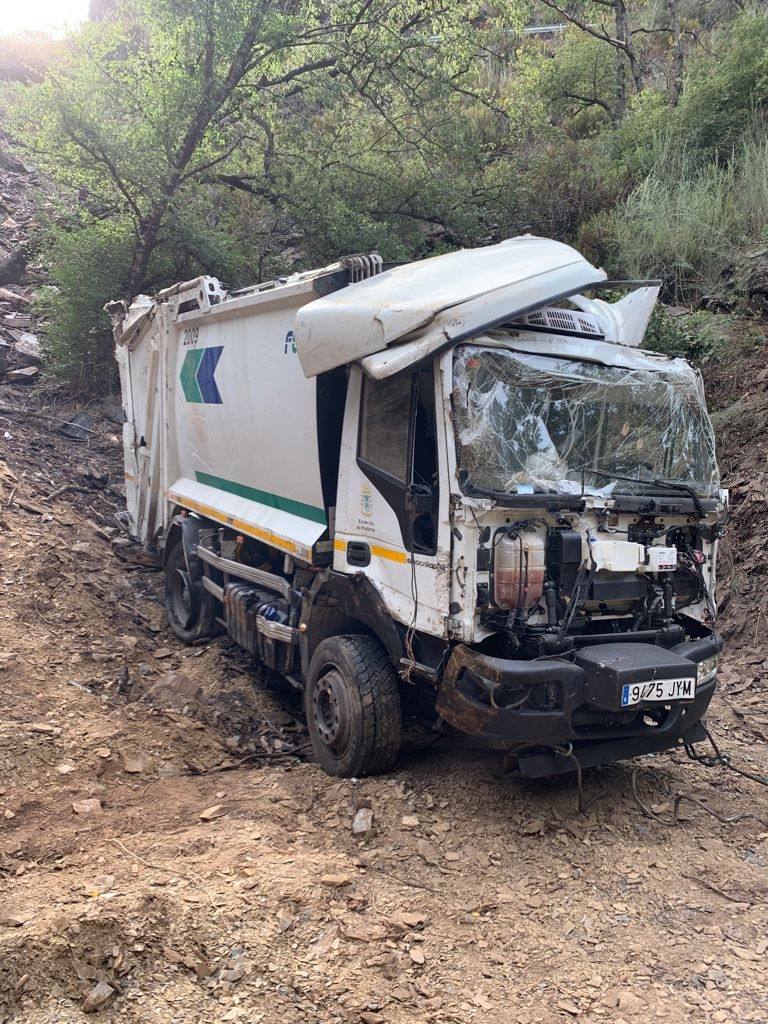 Extracción del camión de basura accidentado