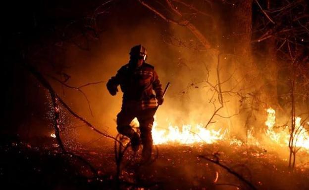 Las brigadas sofocan un pequeño incendio en los montes de San Juan de Paluezas