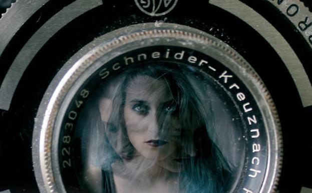 El Museo Arqueológico de Cacabelos acoge la muestra 'Introspección' de la berciana Judd de la Cruz