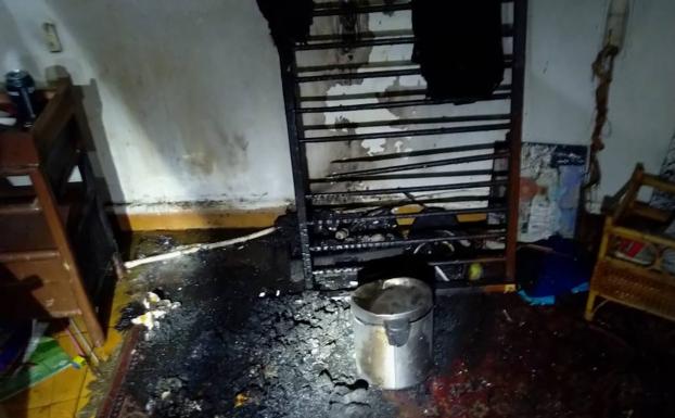 Intoxicado un varón de 64 años en el incendio de una vivienda en la calle Tras la Bóveda de Ponferrada