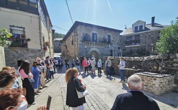 La localidad ponferradina de Villar de los Barrios estrena elementos decorativos