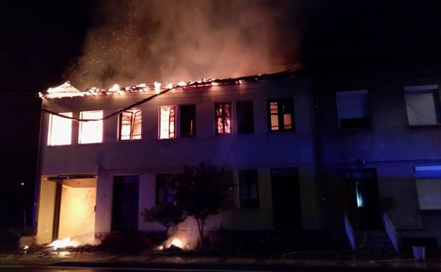 Un incendio destruye la cubierta y una planta de un edificio en Villalibre de la Jurisdicción