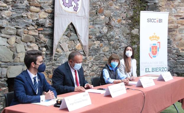 Más de 80 jóvenes de toda España simulan la realidad política del día a día con el Consejo del Bierzo como modelo