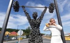 Camponaraya rinde homenaje a la deportista Lydia Valentín con una escultura en pleno Camino de Santiago