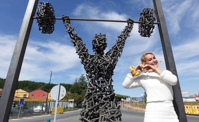 Camponaraya rinde homenaje a la deportista Lydia Valentín con una escultura en pleno Camino de Santiago