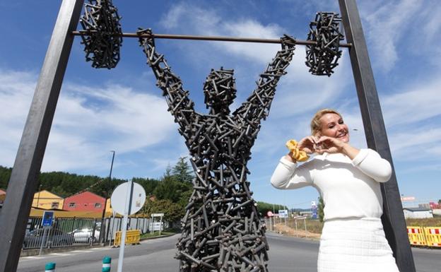 Camponaraya rinde homenaje a la deportista Lydia Valentín con una escultura en pleno Camino de Santiago