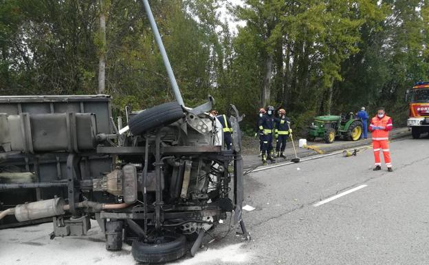 Varios heridos leves en un accidente entre un tractor y un camión en Cubillos del Sil