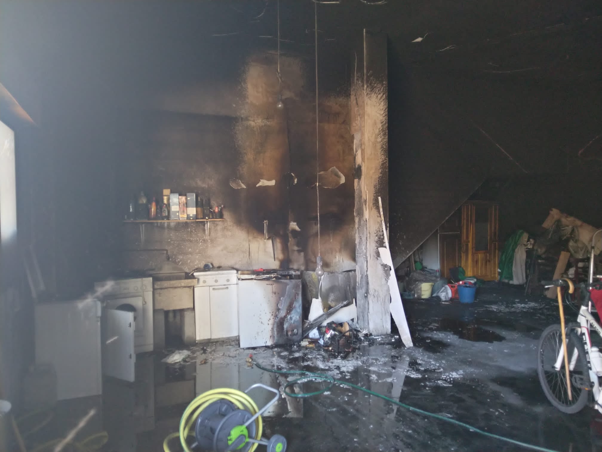 Los bomberos sofocan un incendio en un bajo de La Ribiera de Folgoso que causó daños a electrodomésticos