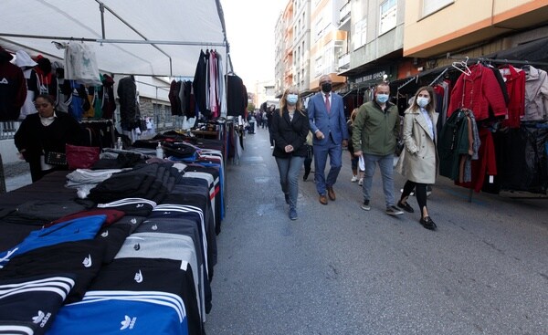 El alcalde de Ponferrada y la edil de Comercio supervisaron las labores de traslado de los puestos del mercado semanal.
