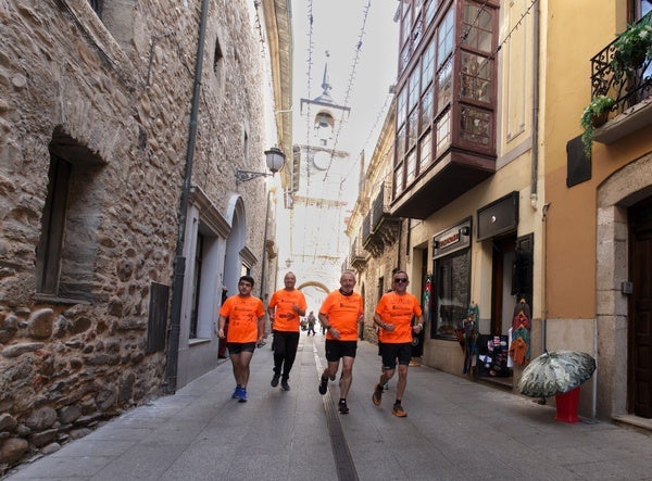 Ponferrada da la salida simbólica a la XI edición de la carrera solidaria 'A Santiago contra el cáncer'