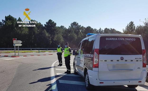 Investigan a un joven que se dio a la fuga y provocó dos accidentes con tres heridos en Columbrianos