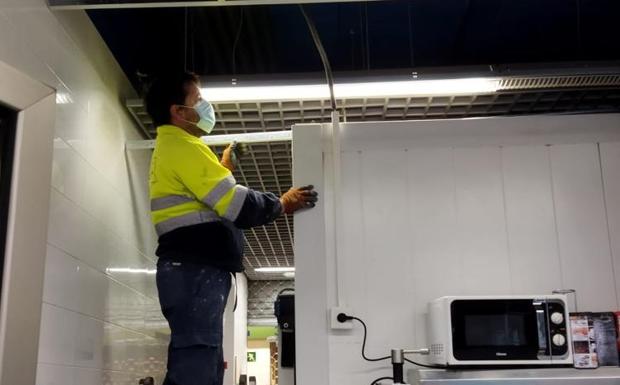 Ponferrada invierte 40.000 euros en el arreglo de los techos de más de 90 puestos del mercado de abastos