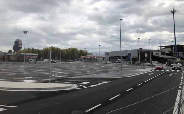 Vecinos Independientes Agrupados (VIAs) denuncia que el aparcamiento situado entre la calle Ámsterdam y la avenida de Galicia junto al PIB lleva casi tres años bloqueado