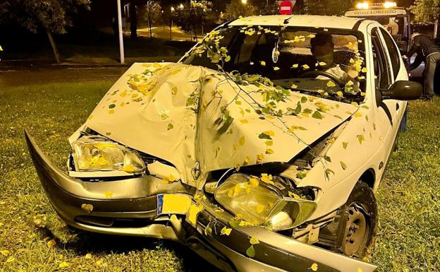 Un vehículo 'se come' la glorieta de la Avenida de América en Ponferrada