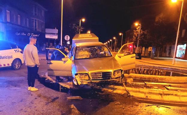 Herido leve un conductor que cuadriplicaba la tasa de alcohol y se estrelló en una rotonda en Ponferrada