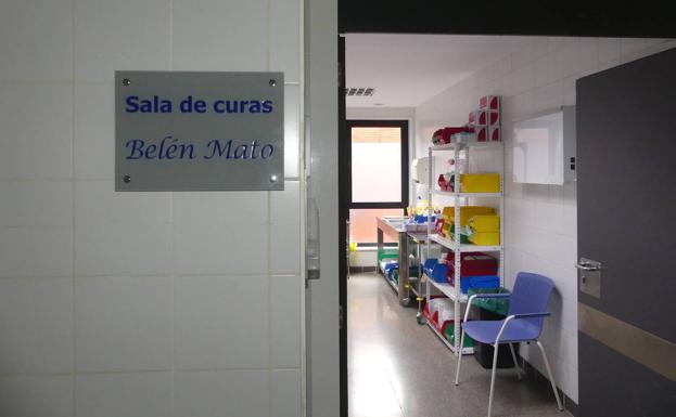 Una placa en Urgencias del Hospital del Bierzo rinde homenaje a la enfermera Belén Mato, fallecida por covid