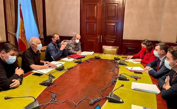 La plataforma de auxiliares plantea al PSOE posibles soluciones para el colectivo de mayores de 55 años