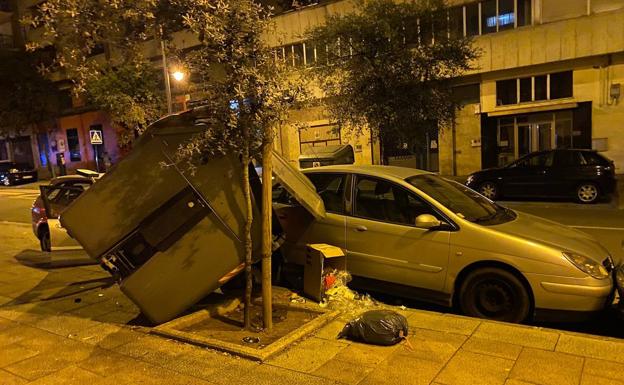 Una mujer sufre un desvanecimiento y choca contra un coche y un contenedor de madrugada en General Vives