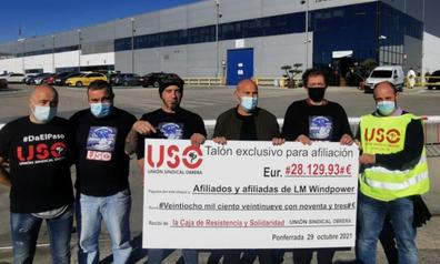 USO entrega los más de 28.000 euros del fondo de la Caja de Resistencia a los afiliados de LM Windpower en Ponferrada