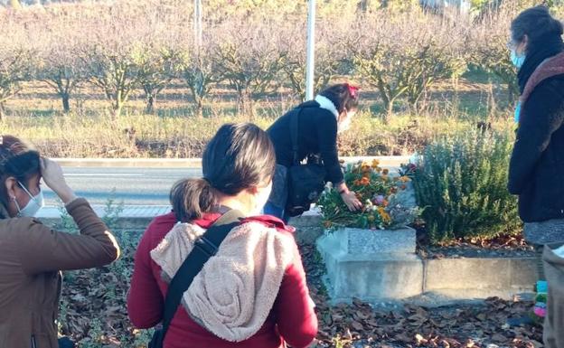 Una delegación de Mujeres Zapatistas realiza una ofrenda floral en el memorial de la fosa de 'Los 13 de Priaranza'