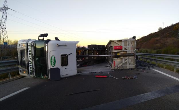 El vuelco de un camión en la A-6 en Bembibre provoca el corte de la circulación sentido Madrid