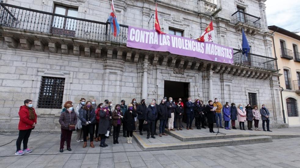 Concentración en la plaza del Ayuntamiento de Ponferrada por el Día Internacional contra la Violencia hacia las Mujeres