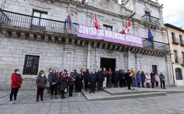 Los nombres de las víctimas de la violencia machista resuenan en la plaza del Ayuntamiento de Ponferrada