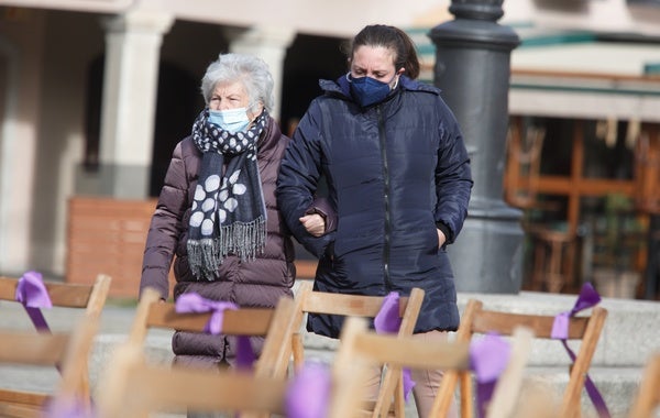 Concentración en la plaza del Ayuntamiento de Ponferrada por el Día Internacional contra la Violencia hacia las Mujeres