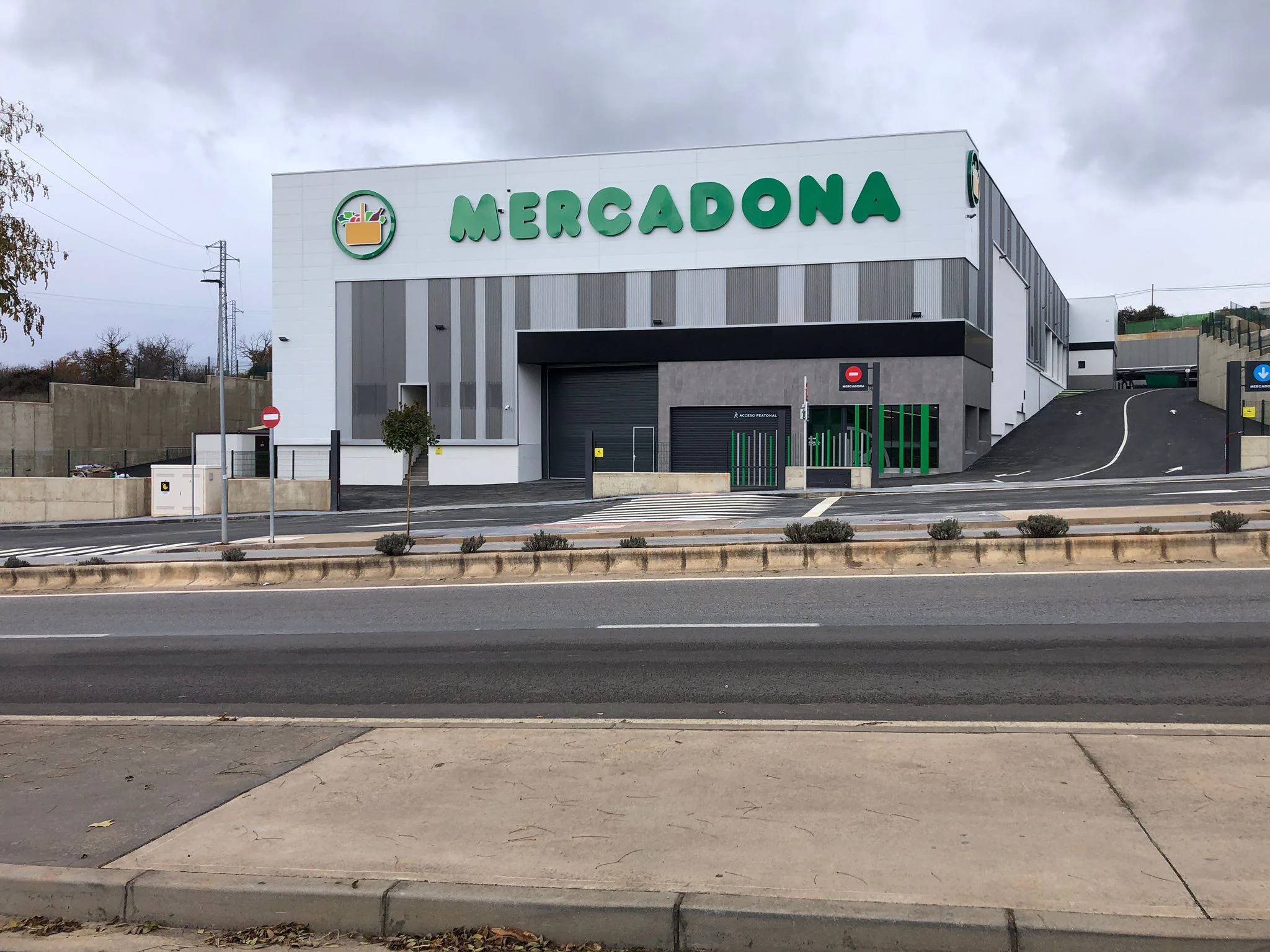 Mercadona abre su nueva tienda eficiente en la avenida Montearenas de Ponferrada