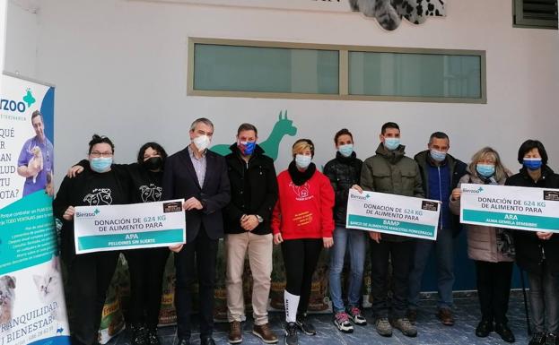 Reparten 1.800 kilos de alimentos para mascotas a tres protectoras de animales del Bierzo