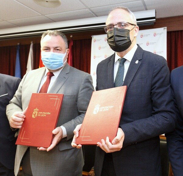 El alcalde de Ponferrada, Olegario Ramón, y el presidente de la Diputación, Eduardo Morán, durante la firma del convenio.
