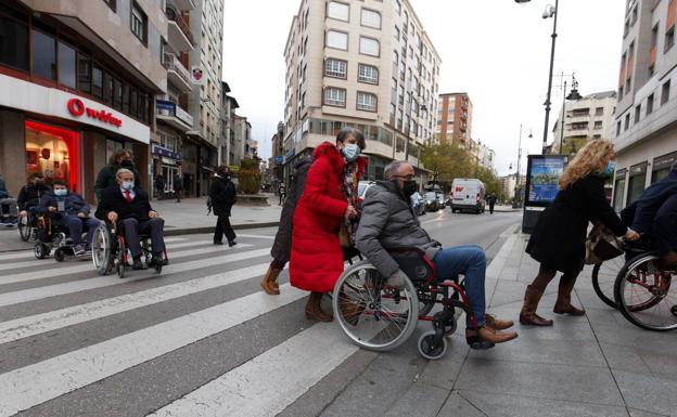 Paseo en silla de ruedas de Ambi, con la participación del alcalde de Ponferrada./César Sánchez