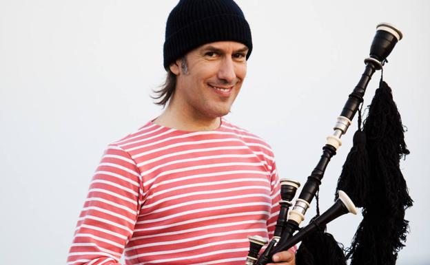 Carlos Núñez vuelve al Bergidum a conmemorar los 25 años de su primer disco y a dejar su huella en la acera del teatro