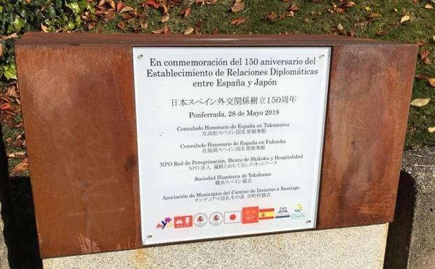 El Ayuntamiento de Ponferrada restituye la placa conmemorativa destruida por un acto vandálico junto al puente García Ojeda