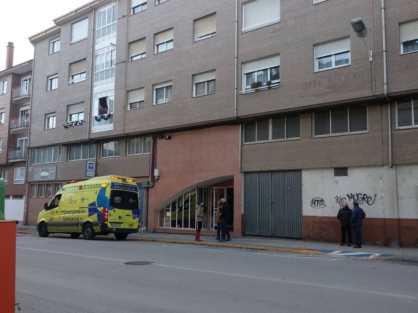Un helicóptero de Sacyl aterriza en una rotonda de Ponferrada
