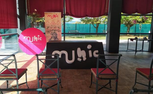 Paz Martínez y Moncho Otero presentan en el Munic de Carracedelo su libro-disco 'En son de paz'