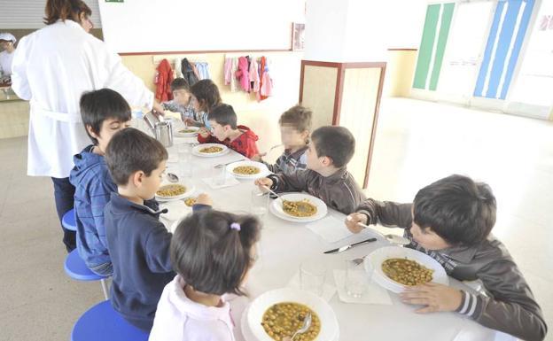 Un grupo de niños, en un comedor de un colegio público./F.J.