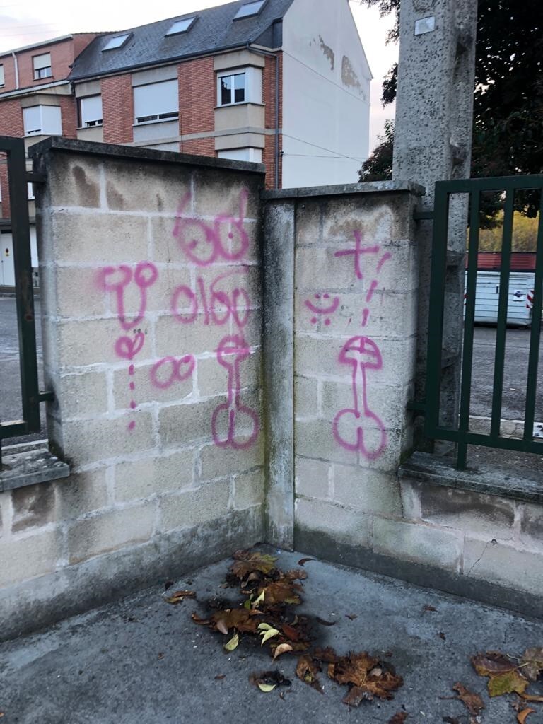 El Ayuntamiento ha eliminado las pintadas del muro perimetral del colegio público Jesús Maestro de Cuatrovientos.