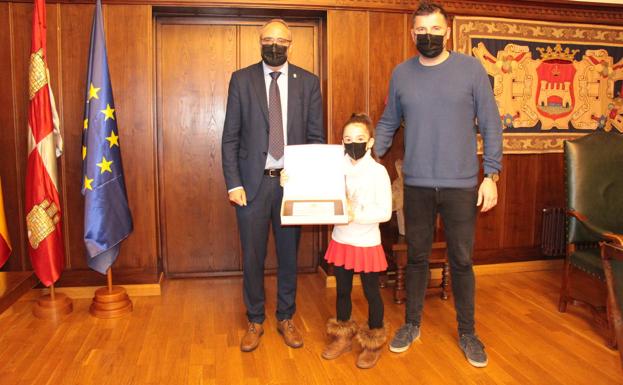 Ponferrada reconoce los logros de la joven gimnasta rítmica Nerea Rodríguez con la entrega de una placa