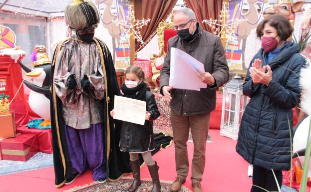 El alcalde de Ponferrada, la edil de Cultura y el Mago Chalupa, en la entrega del premio a la ganadora.