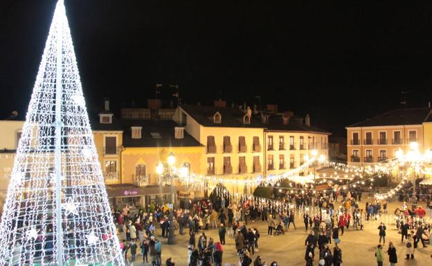 Imagen de la plaza del Ayuntamiento con la iluminación navideña.