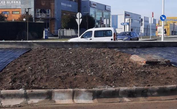 Ponferrada repara los daños ocasionados por un accidente en una glorieta de la avenida de Galicia