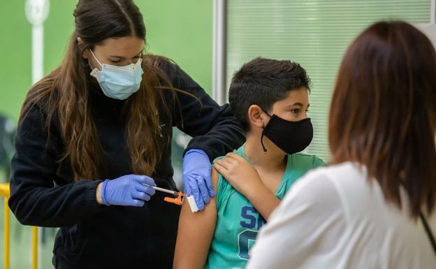 Una enfermera vacuna contra la Covid-19 a un menor en Castilla y León./Vicente