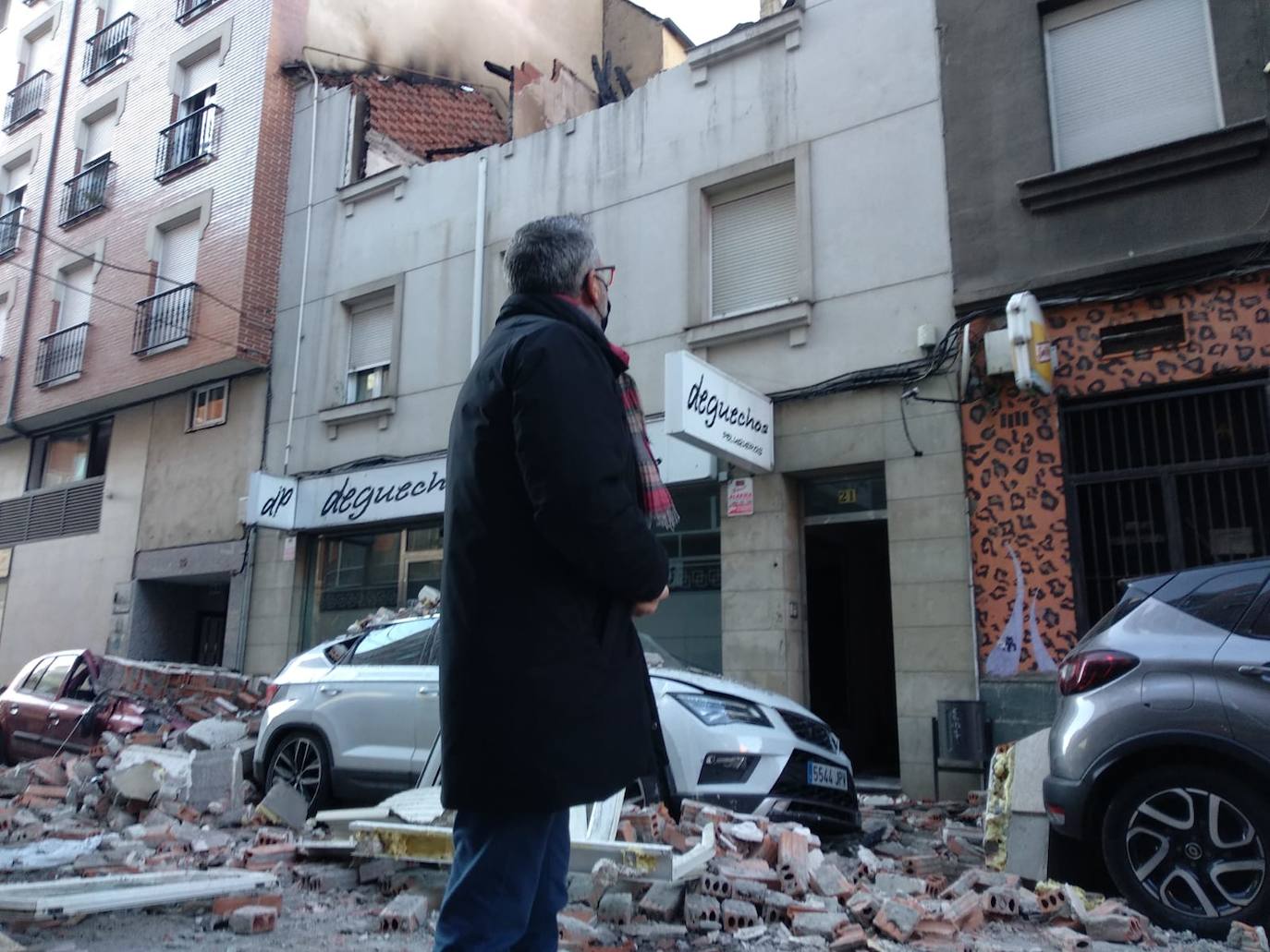El concejal de Seguridad de Ponferrada visita el edificio afectado por la explosión