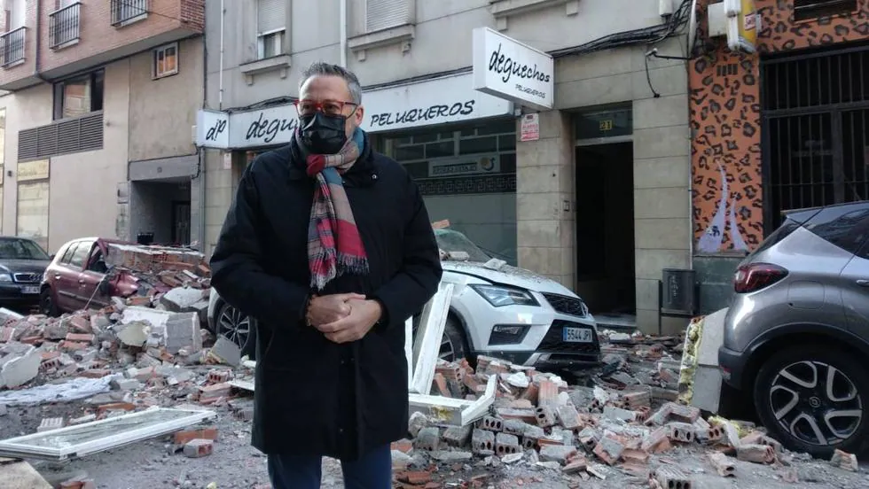 El concejal de Seguridad de Ponferrada visita el edificio afectado por la explosión
